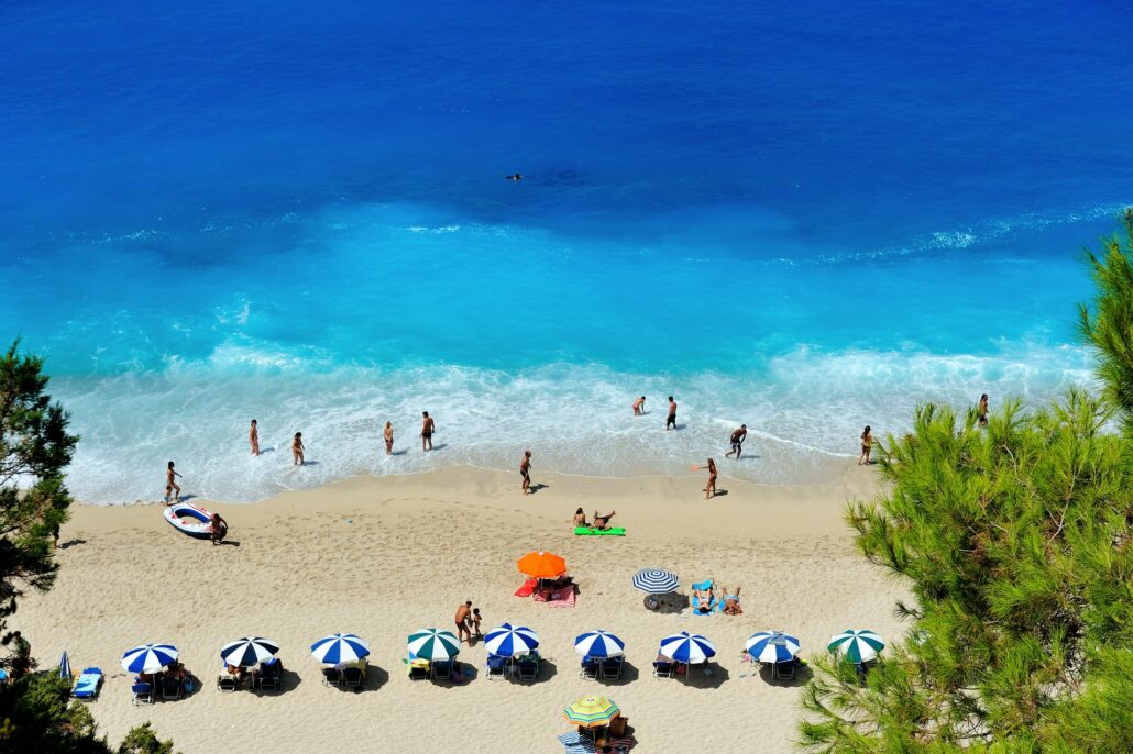 Grækerne er bange for, at udenlandske turister slæber Corona med ind i landet, når de kommer på ferie. (Foto: Nikos Zacharoulis / Unsplash)